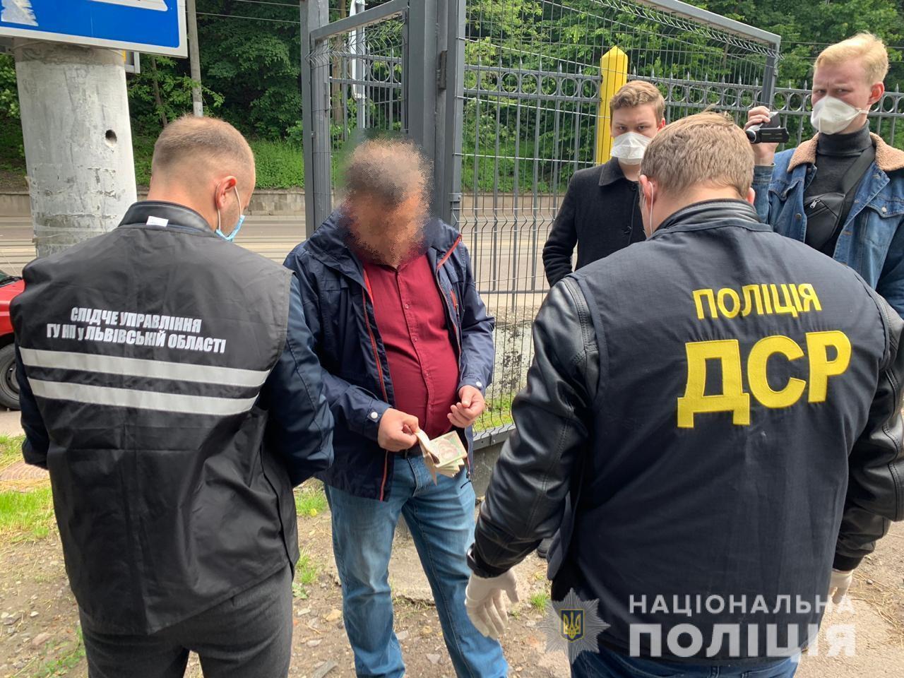 Правоохоронці викрили керівників одного з Львівських комунальних підприємств у систематичному вимаганні та одержанні хабарів