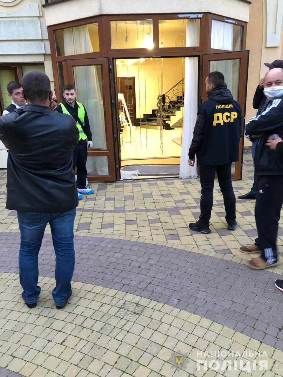 У Чернівецькій області затримали чоловіка, який при спробі втечі відстрілювався від поліцейських