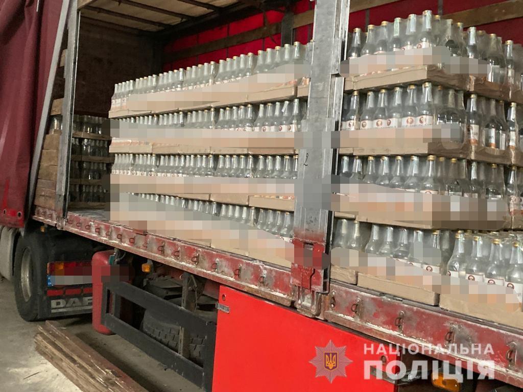 На Львівщині поліцейські перекрили канал постачання фальсифікованого алкоголю на суму понад 2,7 мільйона гривень