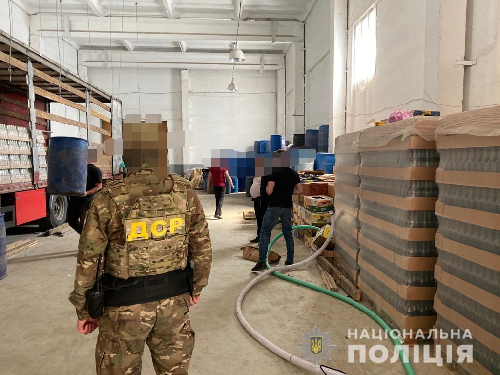 На Львівщині поліцейські перекрили канал постачання фальсифікованого алкоголю на суму понад 2,7 мільйона гривень