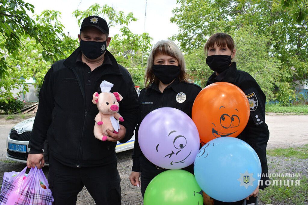 Поліцейські Донеччини вітають малечу з Міжнародним днем захисту дітей