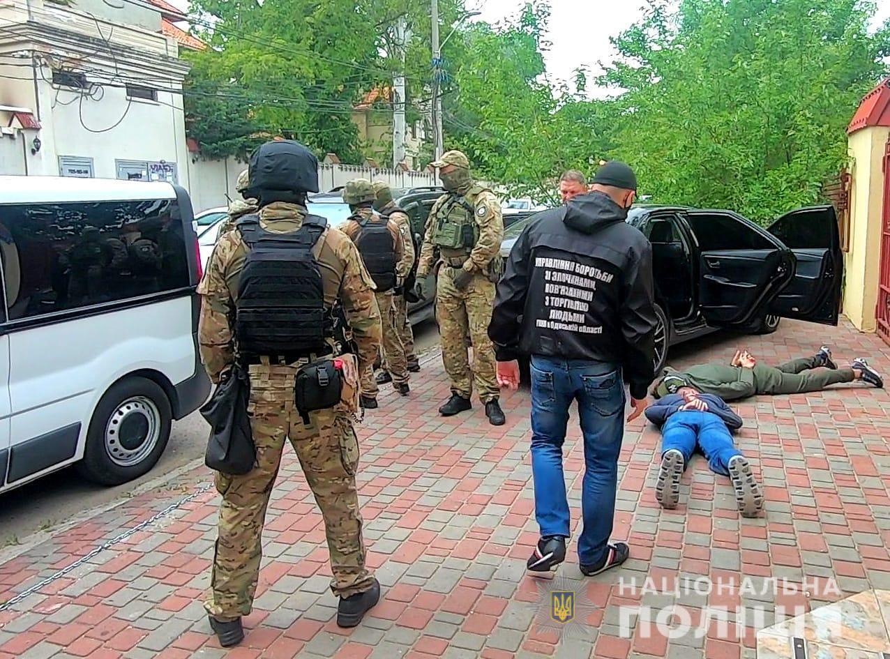 В Одесі поліцейські затримали групу осіб, підозрюваних у незаконному позбавленні волі людей