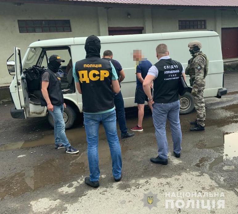 На Закарпатті поліція затримала групу «рекетирів»
