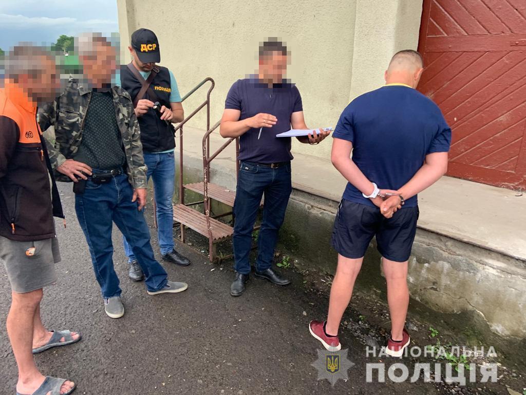 На Закарпатті поліція затримала групу «рекетирів»