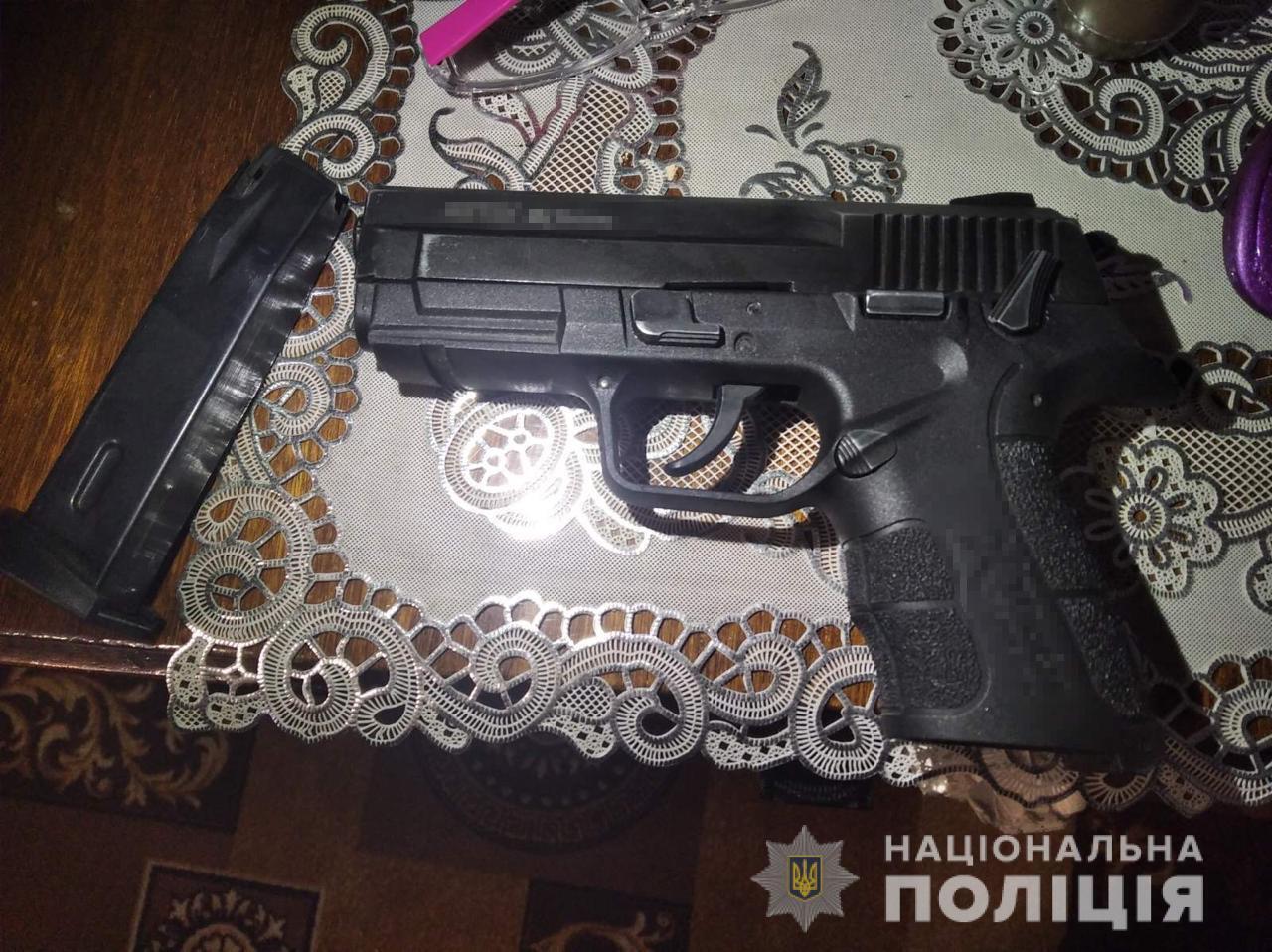 На Миколаївщині поліція зі спецпідрозділом штурмом взяли будинок озброєних наркоділків