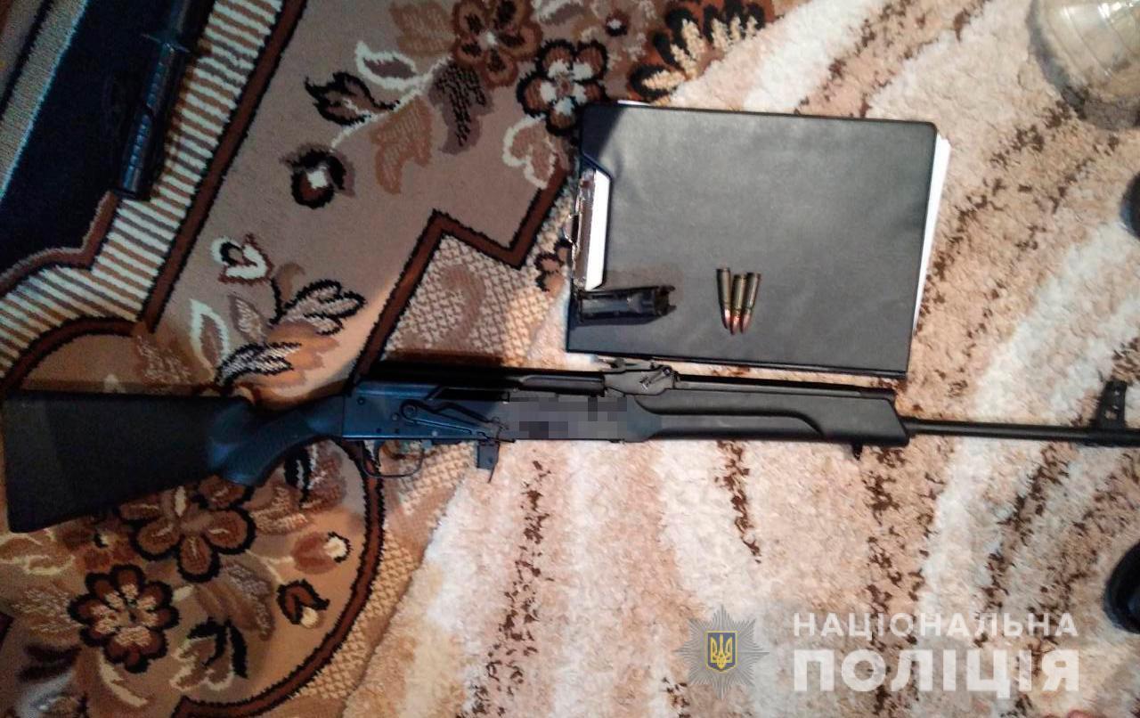 На Миколаївщині поліція зі спецпідрозділом штурмом взяли будинок озброєних наркоділків