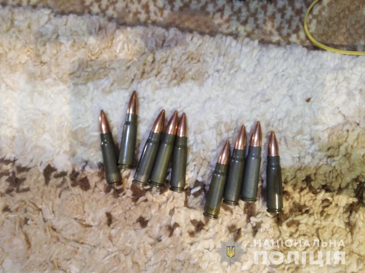 На Миколаївщині поліція зі спецпідрозділом штурмом взяли будинок озброєних наркоділків
