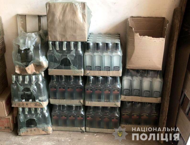 На Херсонщині поліцейські викрили масштабну мережу з виготовлення та збуту контрафактного алкоголю та цигарок