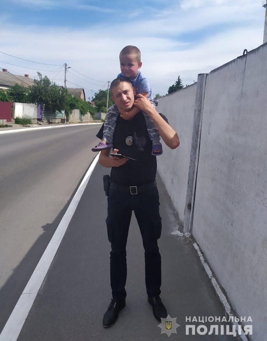 На Вінниччині  поліція повернула матері 3-річного хлопчика, який загубився