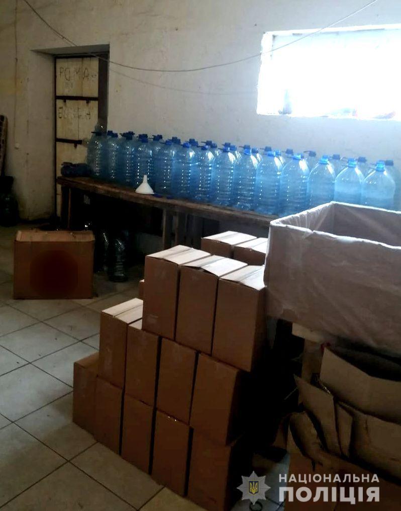 На Херсонщині поліцейські викрили масштабну мережу з виготовлення та збуту контрафактного алкоголю та цигарок