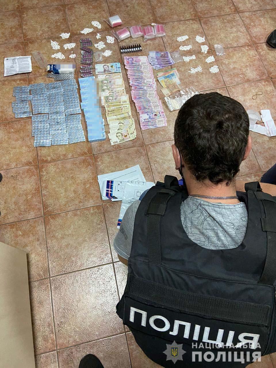 У Кривому Розі поліцейські затримали злочинне угруповання за виготовлення та збут наркотиків на території міста