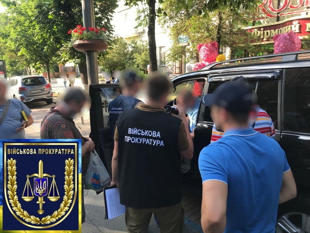 Військовою прокуратурою затримано співробітника СБУ, який вимагав 3 тис доларів США хабара (ФОТО)