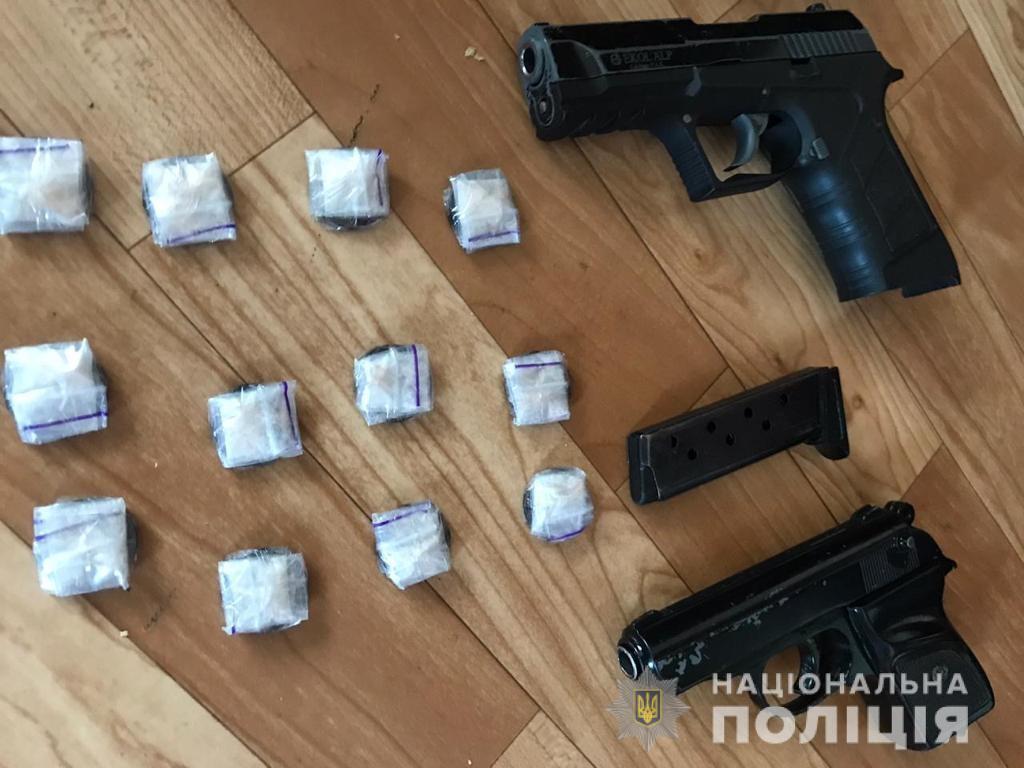 На Дніпропетровщині поліцейські затримали групу наркозбувачів