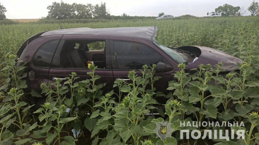 Поліція розслідує ДТП з перекиданням, у якій загинула одна людна і ще четверо постраждали