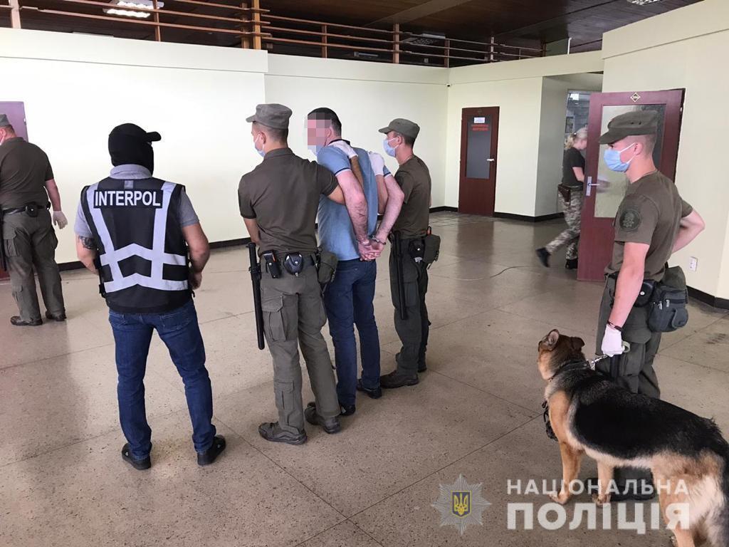 Закарпатська поліція екстрадувала до Угорщини двох злочинців