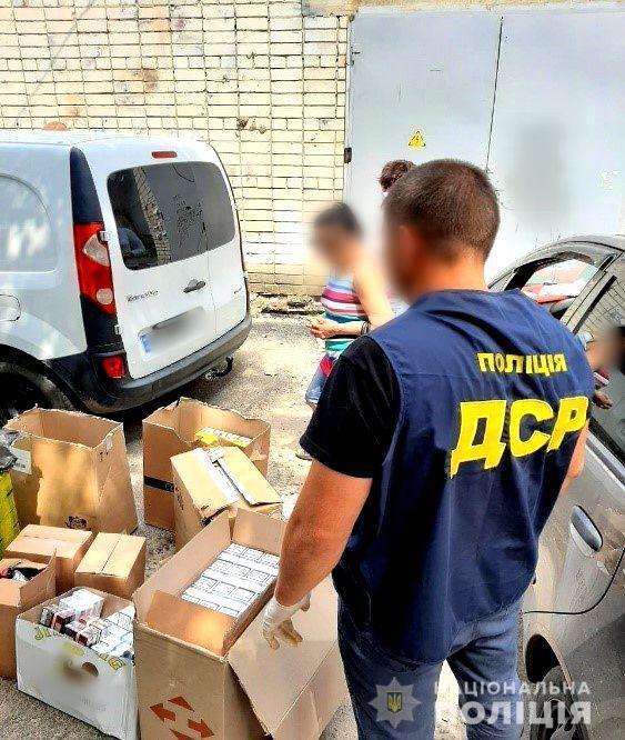 На Херсонщині поліцейські викрили масштабну мережу з виготовлення та збуту контрафактного алкоголю та цигарок