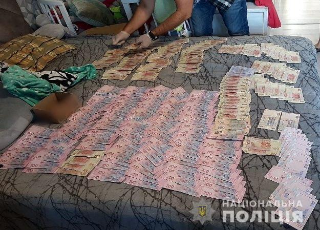 На Херсонщині поліцейські викрили масштабну мережу з виготовлення та збуту контрафактного алкоголю та цигарок