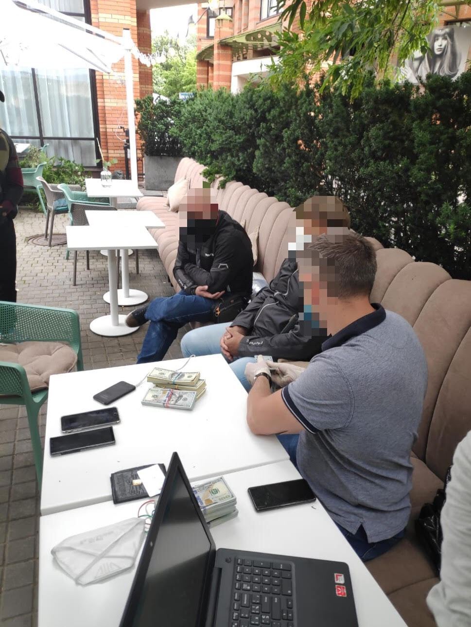 В Києві затримано двох осіб під час спроби заволодіти 100 тисячами доларів США