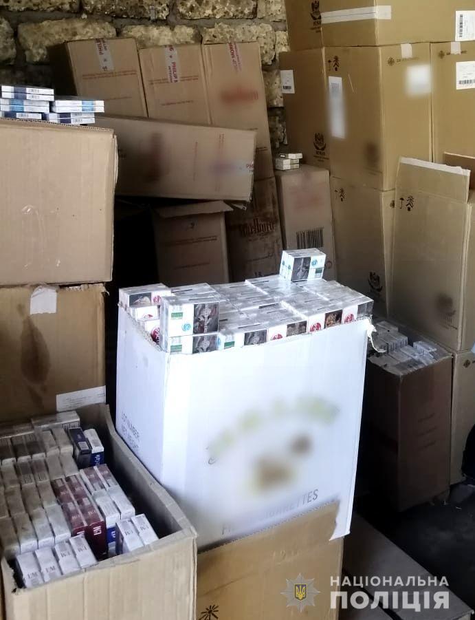 На Херсонщині поліцейські викрили масштабну мережу з виготовлення та збуту контрафактного алкоголю та цигарок