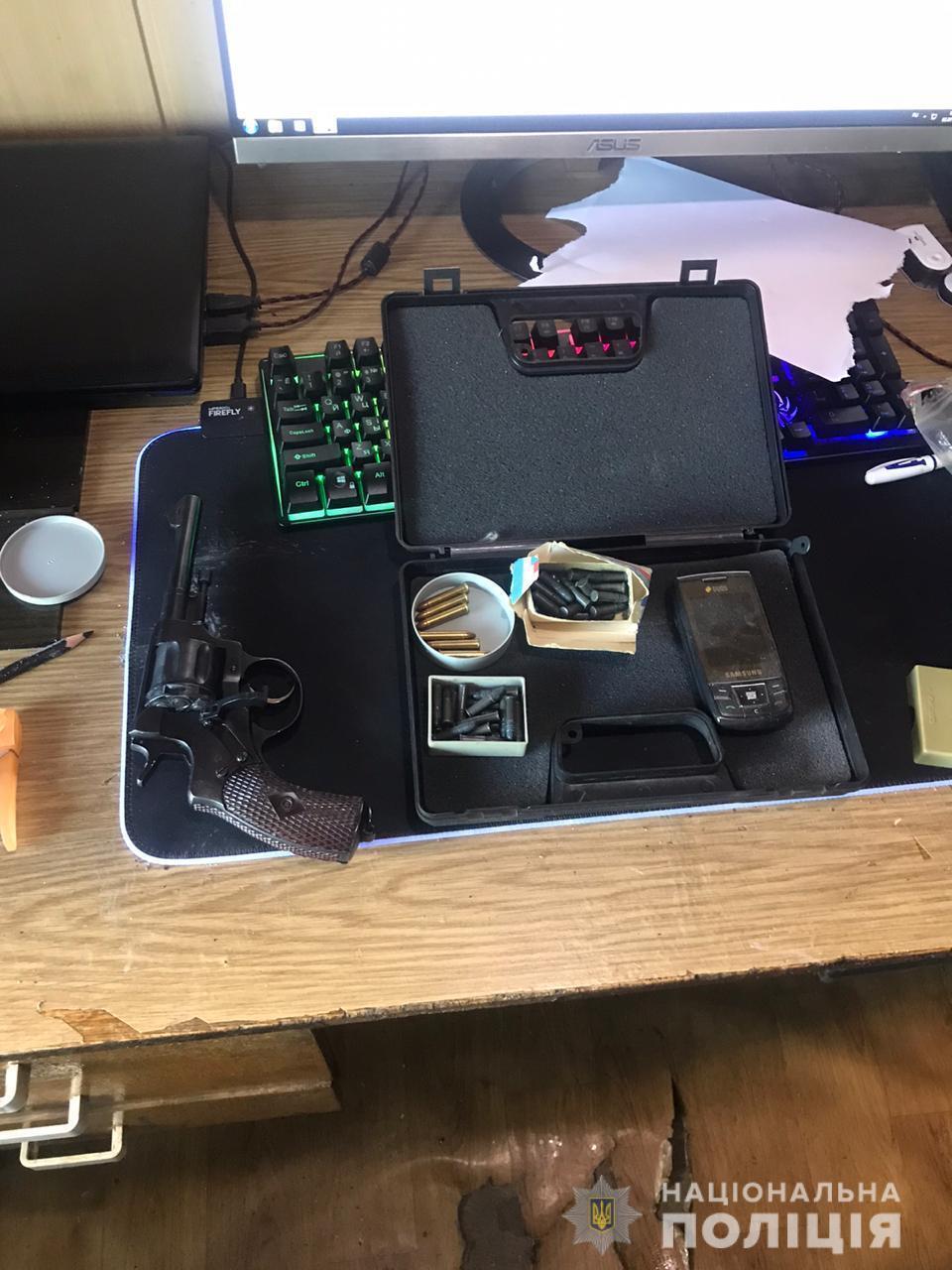 У Харкові правоохоронці викрили групу осіб, які налагодили виробництво пістолетів та патронів з метою подальшого продажу