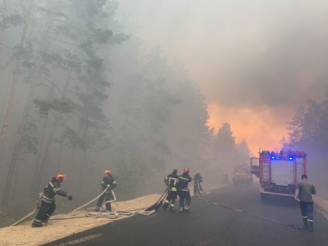 На Луганщині вирує лісова пожежа: евакуюють два селища