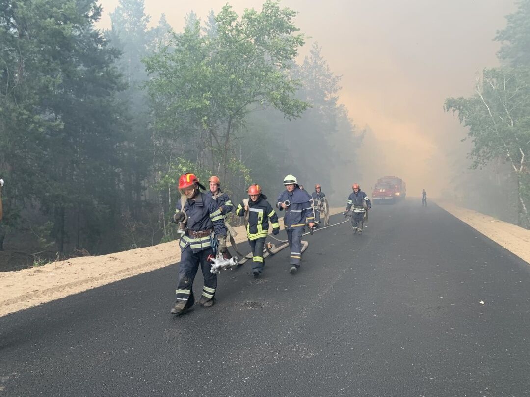 На Луганщині вирує лісова пожежа: евакуюють два селища