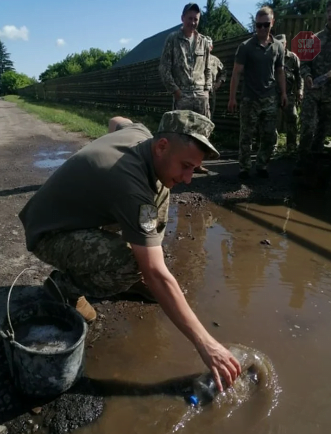 На Волині військових змусили вигрібати воду з калюж перед приїздом Зеленського (фото, відео)