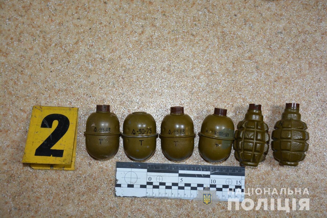 У Харкові поліція затримала місцевого жителя за незаконне зберігання зброї та боєприпасів