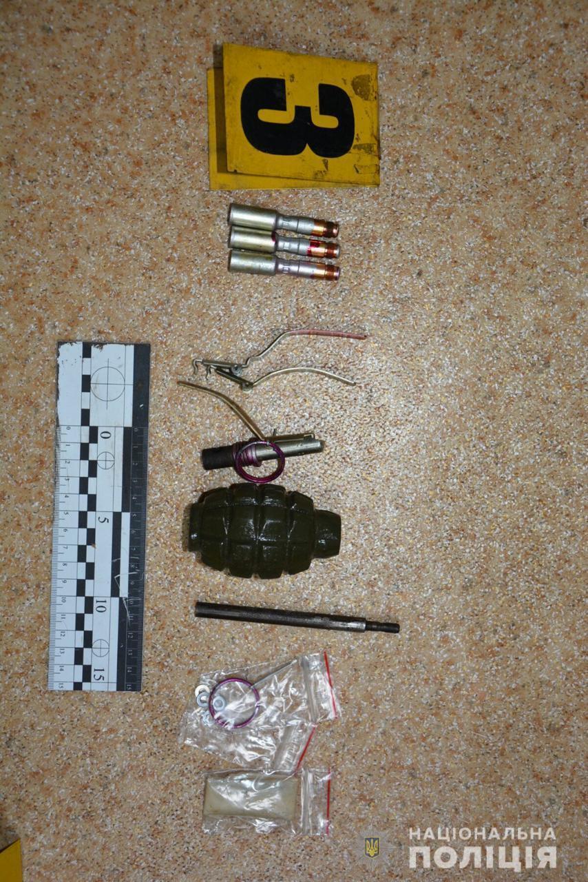 У Харкові поліція затримала місцевого жителя за незаконне зберігання зброї та боєприпасів