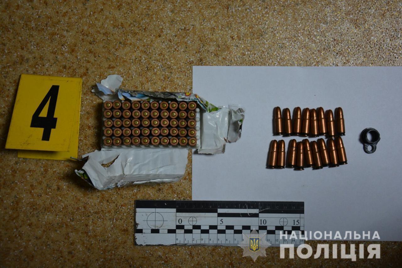 У Харкові поліція затримала місцевого жителя за незаконне зберігання зброї та боєприпасів