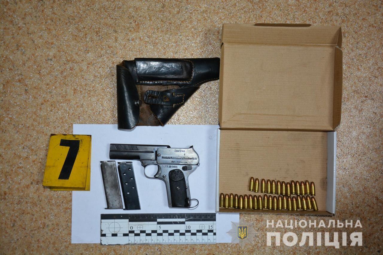 У Харкові поліція затримала місцевого жителя за незаконне зберігання зброї та боєприпасів