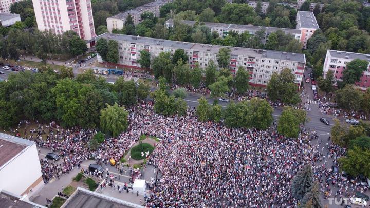 Вибори у Білорусі: суперниця Лукашенка зібрала тисячні мітинги