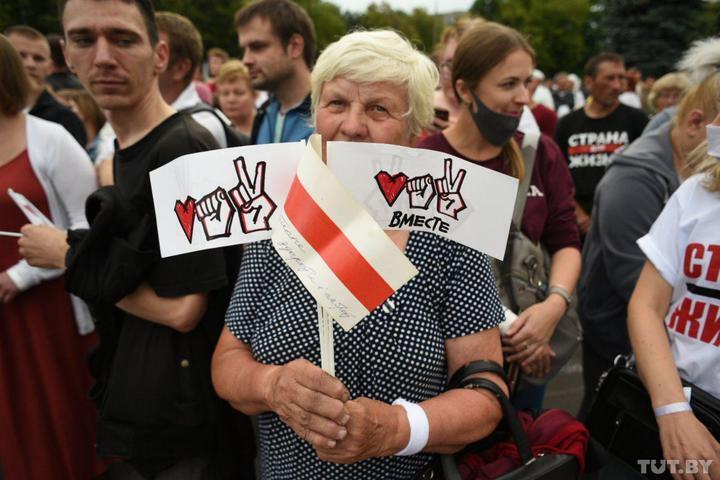 Вибори у Білорусі: суперниця Лукашенка зібрала тисячні мітинги