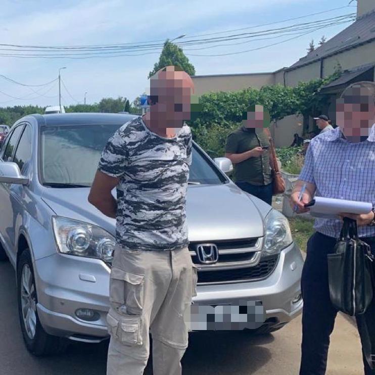 10 тис доларів США за сприяння у похованні на столичному кладовищі - особі повідомлено про підозру (ФОТО)