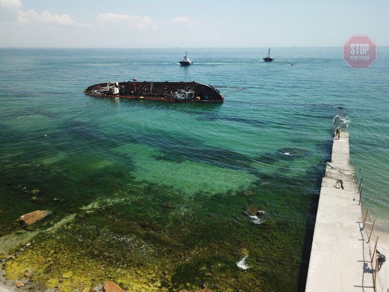 В Одесі не змогли підняти затонулий танкер (фото)