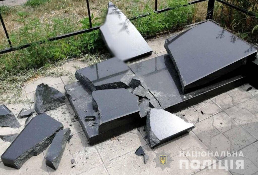 Оперативники Краматорська викрили зловмисників, які руйнували могили на кладовищі