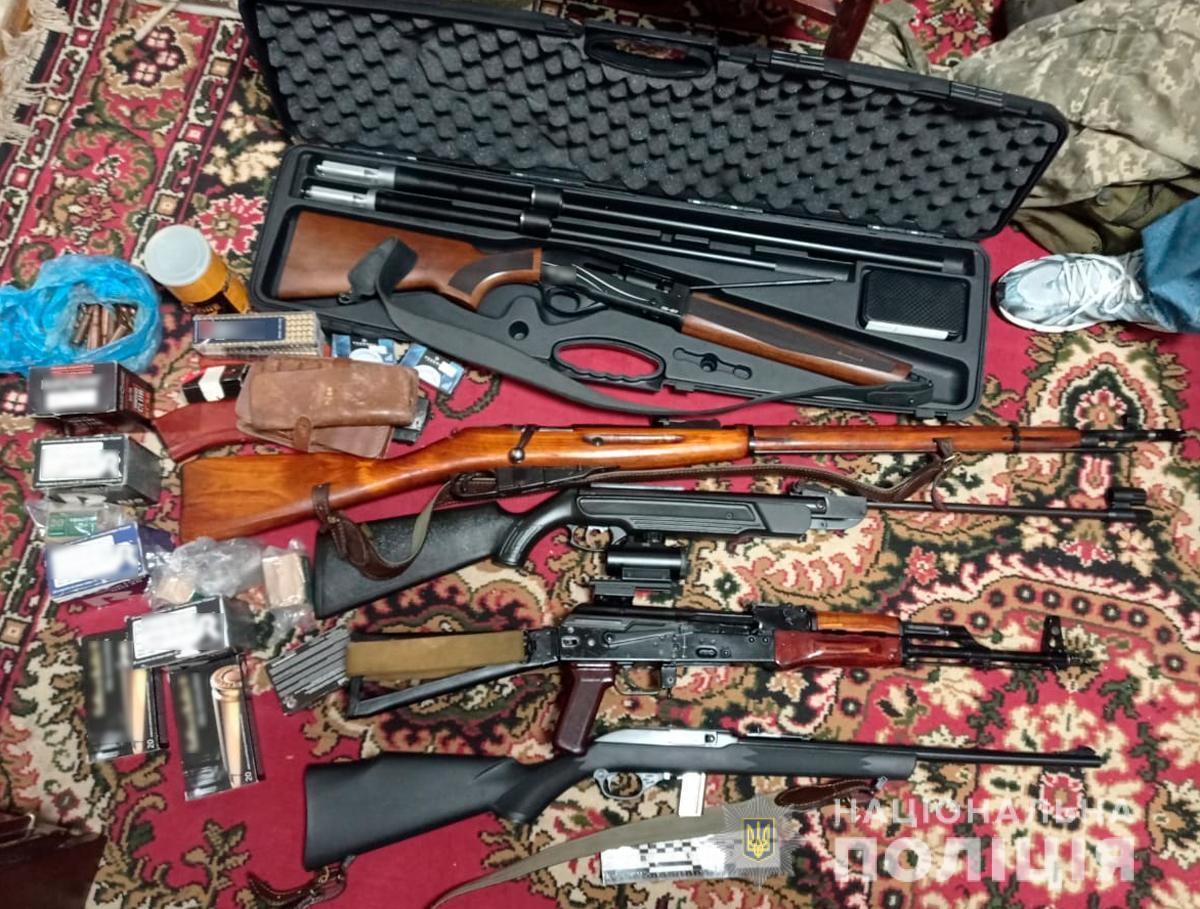 У Чернівцях поліція вилучила у місцевого жителя арсенал зброї та боєприпасів
