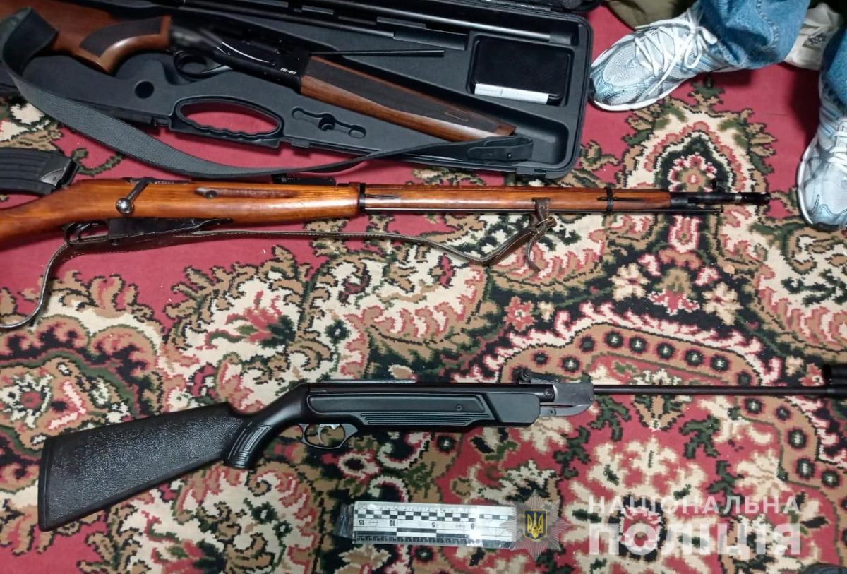 У Чернівцях поліція вилучила у місцевого жителя арсенал зброї та боєприпасів