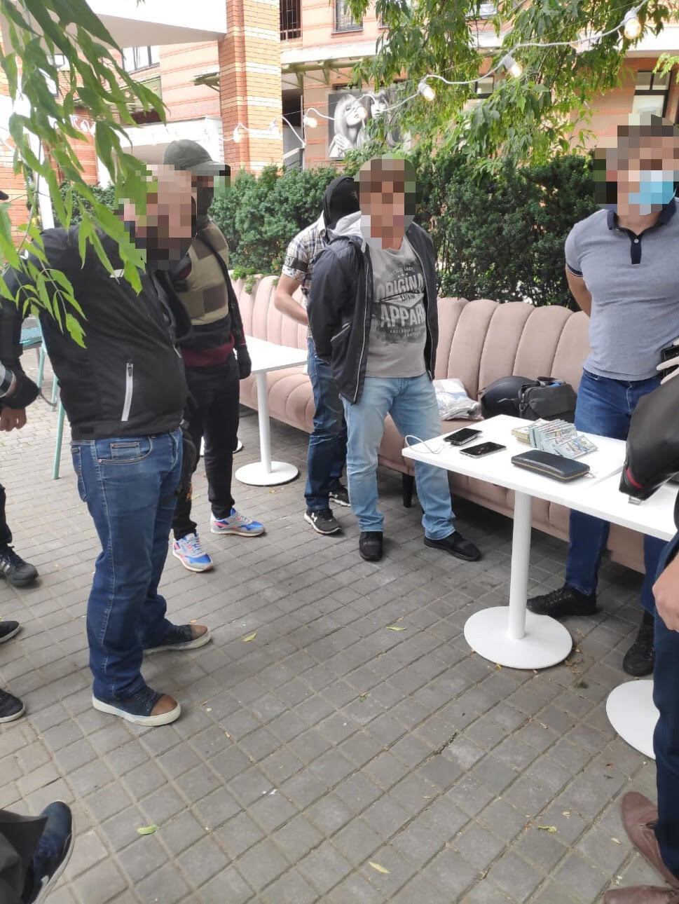 В Києві затримано двох осіб під час спроби заволодіти 100 тисячами доларів США