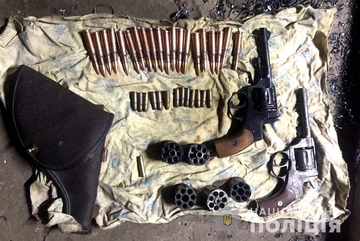 На Херсонщині поліцейські викрили майстерню зі схроном вогнепальної зброї