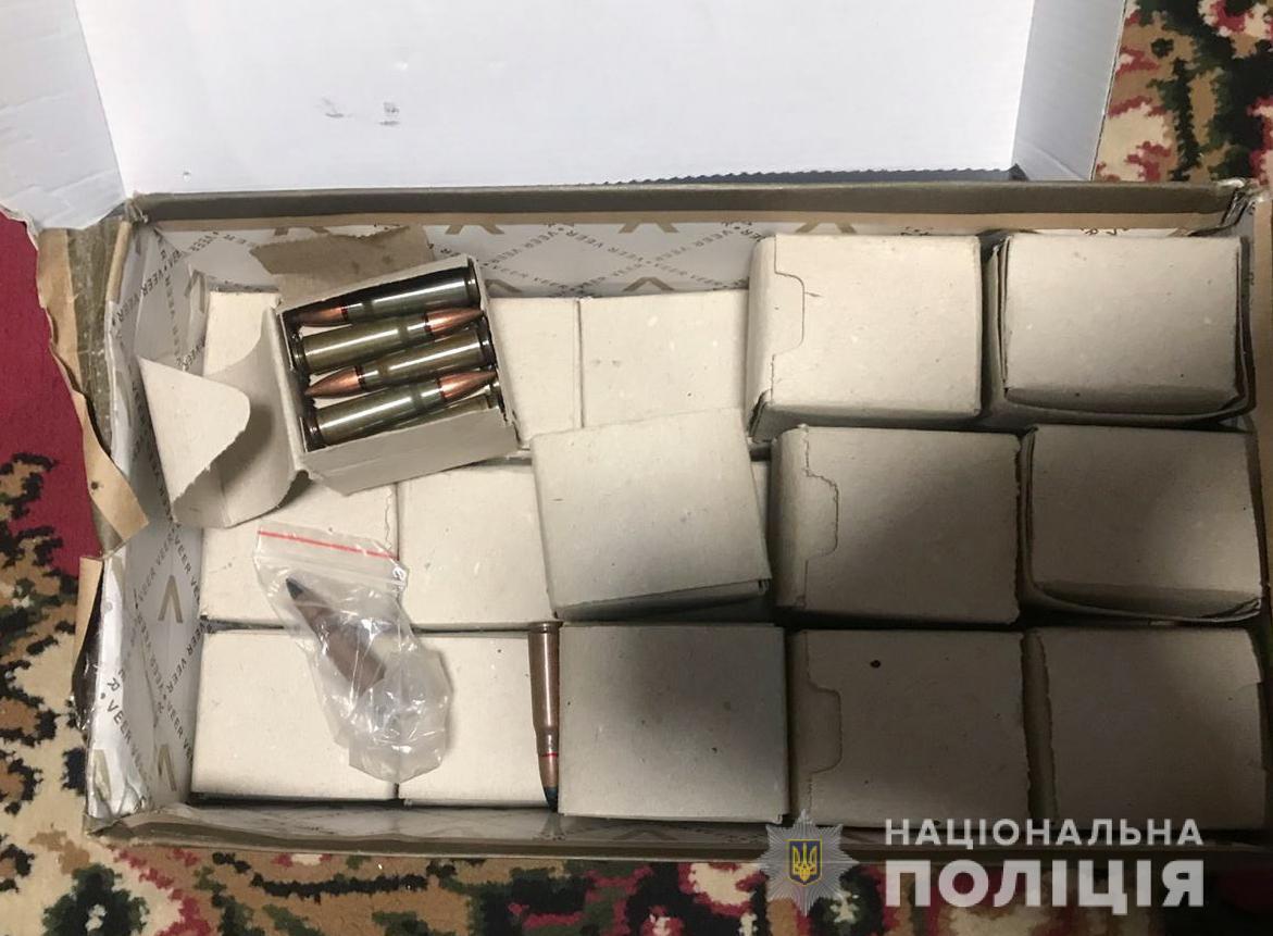 У Чернівцях поліція вилучила у місцевого жителя арсенал зброї та боєприпасів