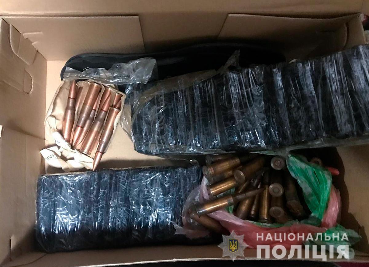 У Чернівцях поліція вилучила у місцевого жителя арсенал зброї та боєприпасів
