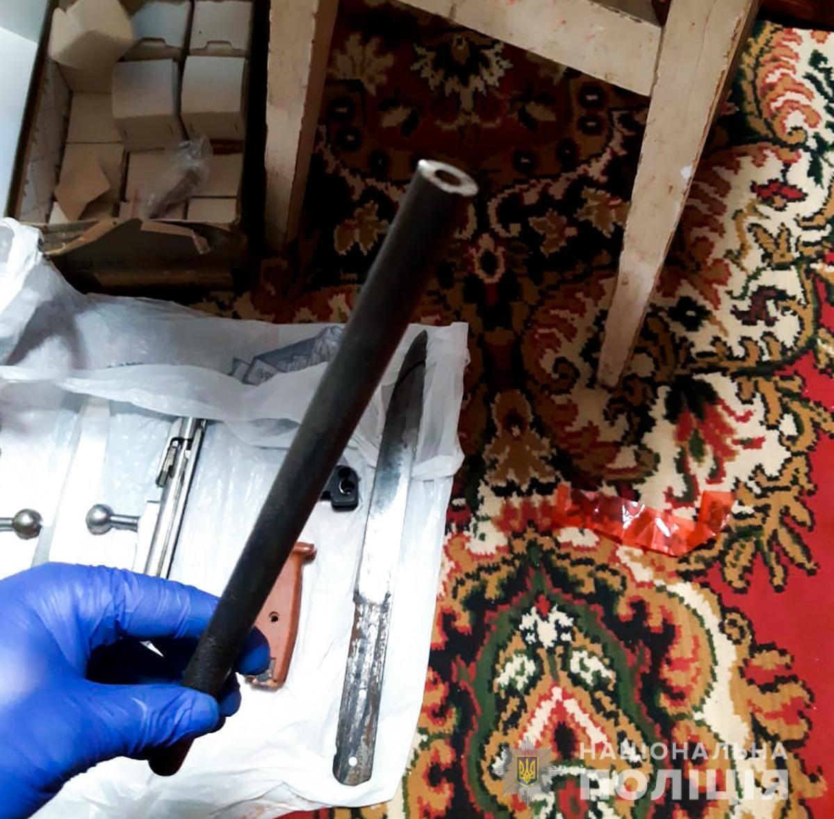 У Чернівцях поліція вилучила у місцевого жителя арсенал зброї та боєприпасів