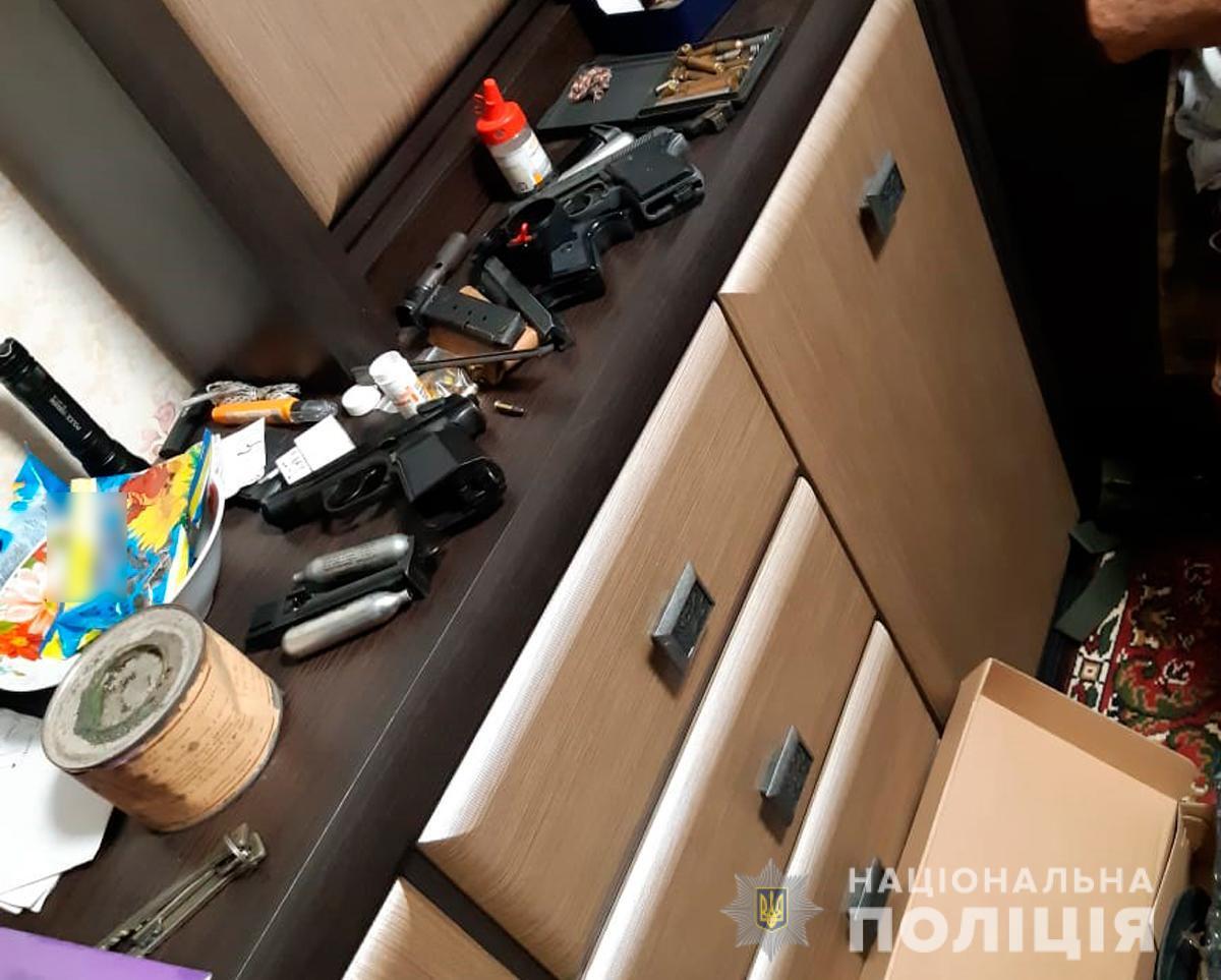 У Чернівцях поліція вилучила у місцевого жителя арсенал зброї та боєприпасів