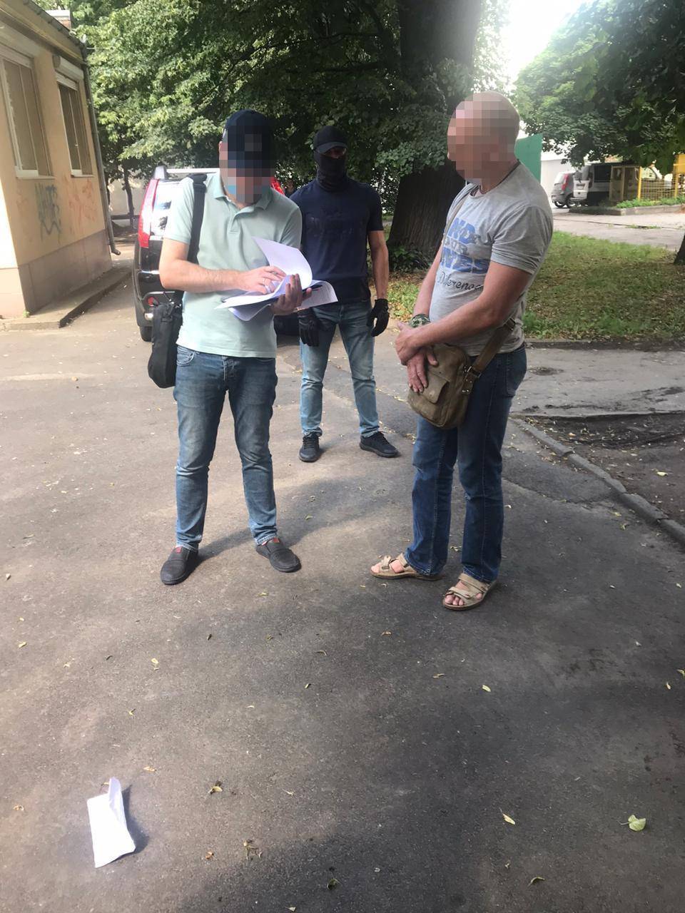 Посадовця ДФС та колишнього працівника податкової міліції викрито на 5 тис доларів США хабара (ФОТО)