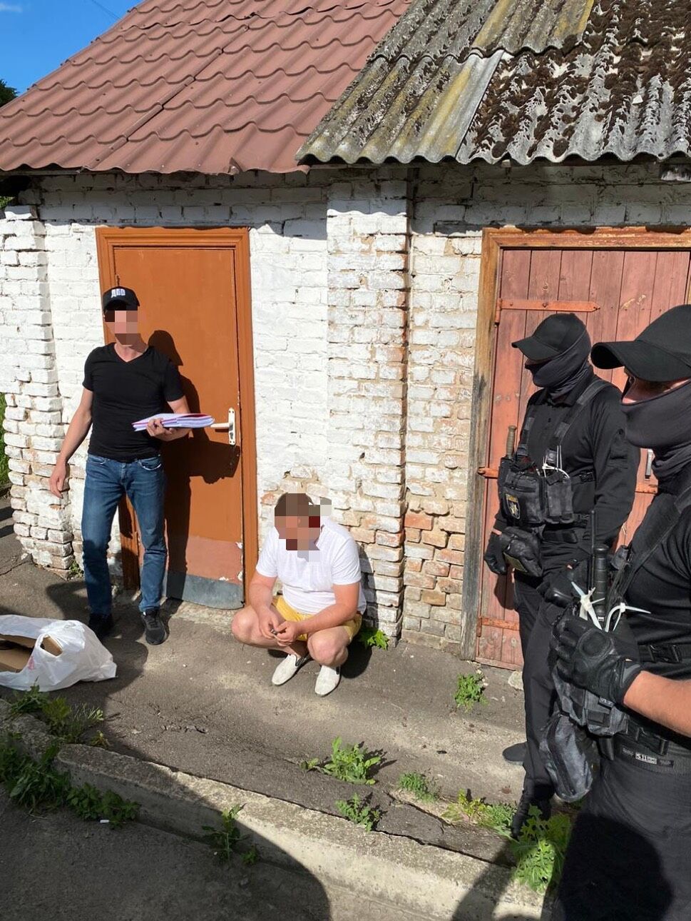 Хабар у два ноутбуки: затримано прокурора на Рівненщині