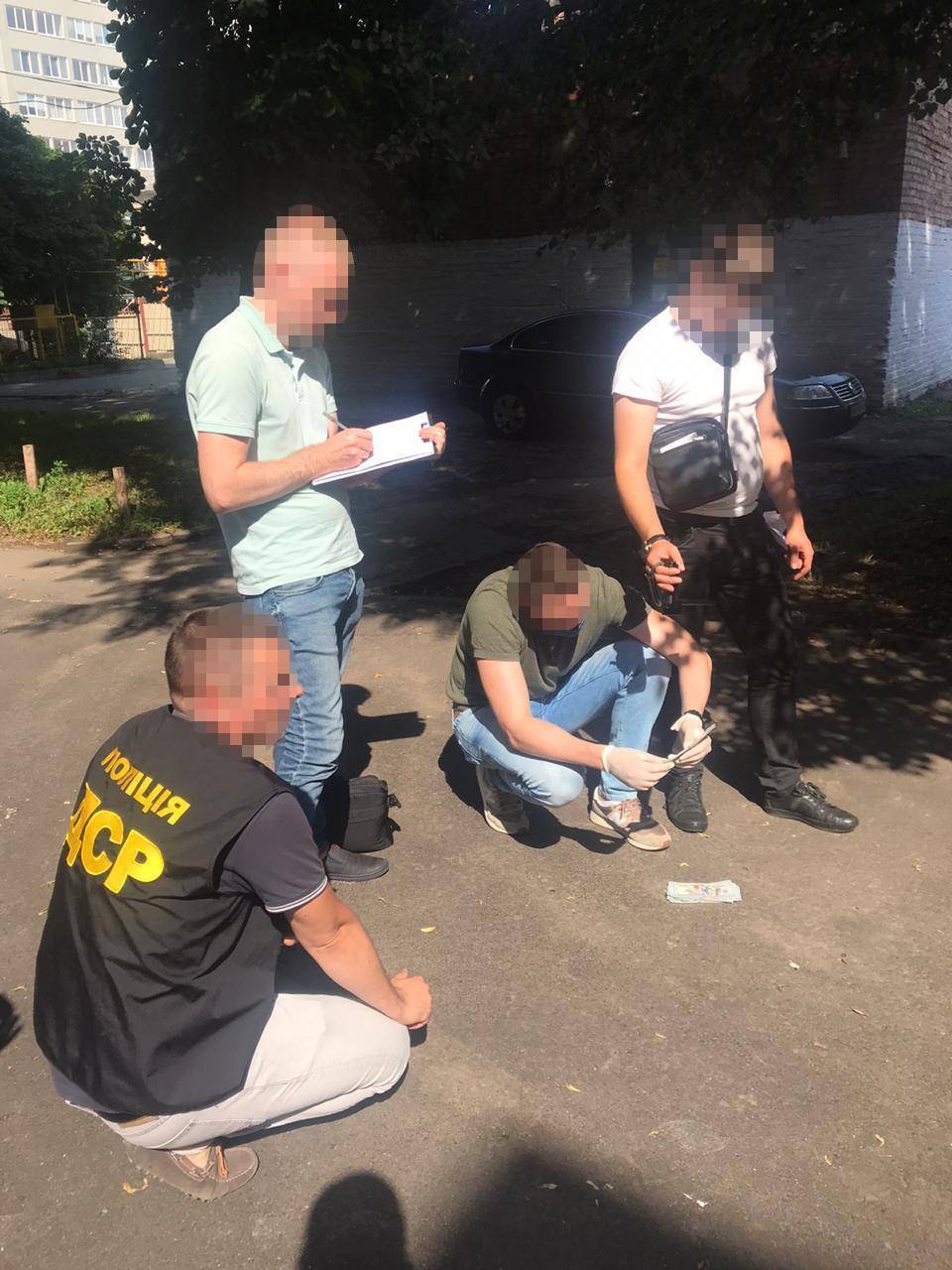 Посадовця ДФС та колишнього працівника податкової міліції викрито на 5 тис доларів США хабара (ФОТО)