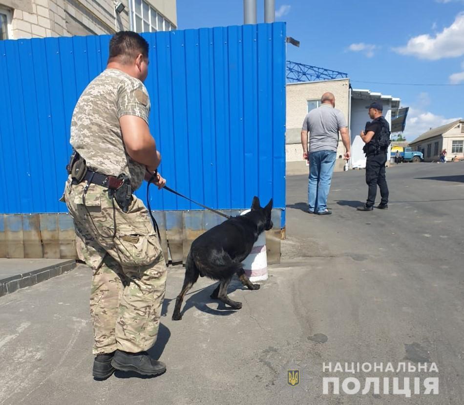 На Вінниччині поліція встановлює чоловіка, який повідомив про замінування гайсинського молокозаводу