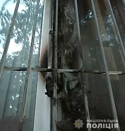 Одеські поліцейські встановлюють обставини займання вікна в одній із багатоповерхівок на вулиці Варненській