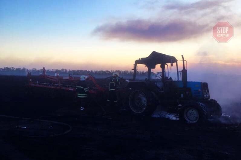 На Дніпропетровщині під час збору врожаю загорівся трактор (фото)